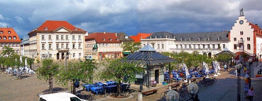 Der Rathaus- & Marktplatz in Landau in der Pfalz