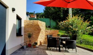 Sonnige Terrasse mit Bestuhlung im Ferienappartment am Slevogtweg in Leinsweiler