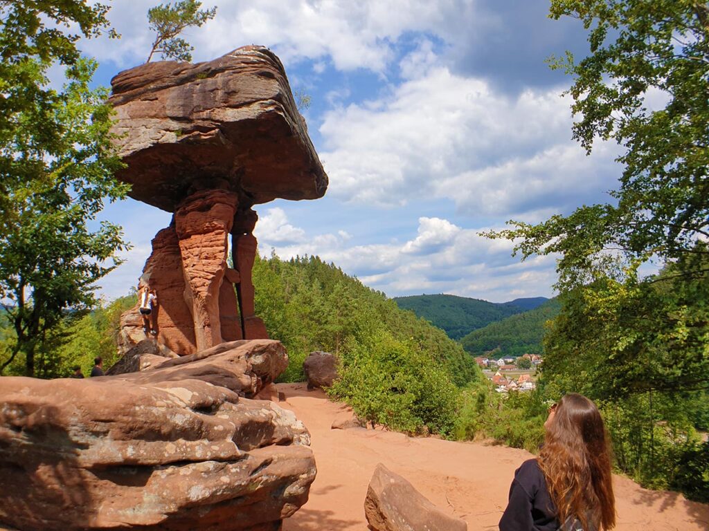 Pilzfelsen Kaltenbacher Teufelstisch auf dem Wanderweg Hinterweidenthaler Teufelstisch-Tour im Dahner Felsenland, Wasgau, Pfälzerwald, Südwestpfalz