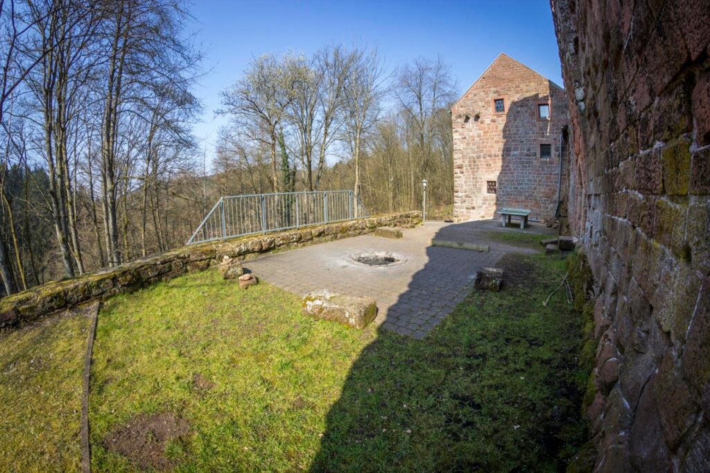 Burghof der Burg Wilenstein bei Trippstadt in der Pfalz