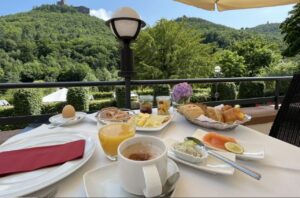 Jugendstilhotel Trifels - fürstliches Frühstück mit tollem Ausblick über den Wald bis zur Trifels.