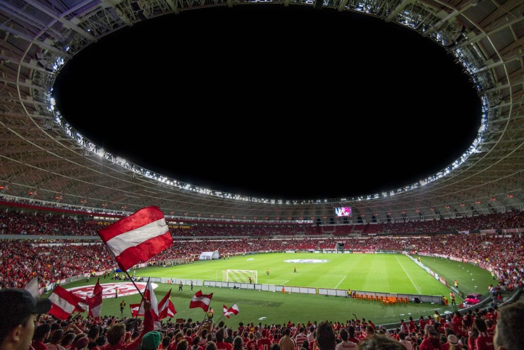 Stadion in Barcelona bei Nacht, hell erleuchtet.