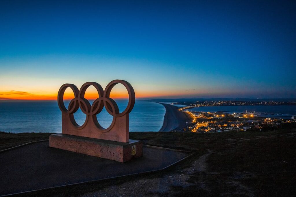 Olympiaringe am Hafen bei Sonnenuntergang