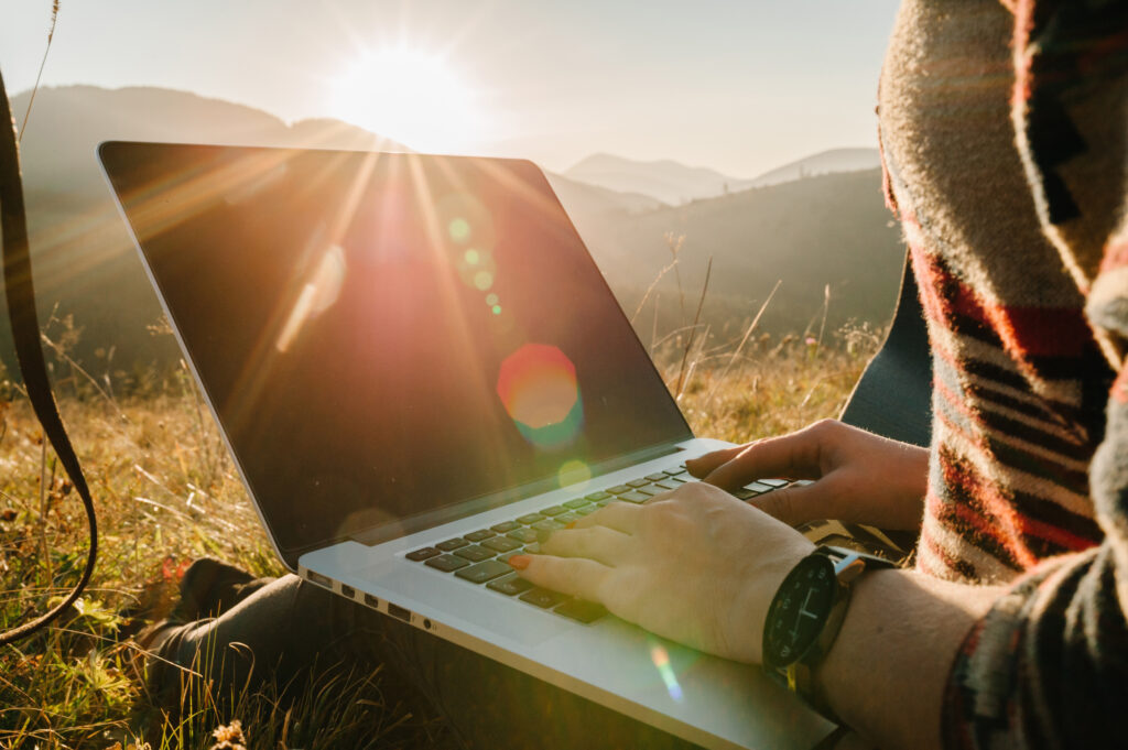 Remote Arbeit-digitale Nomaden in den Pfälzer Weinbergen