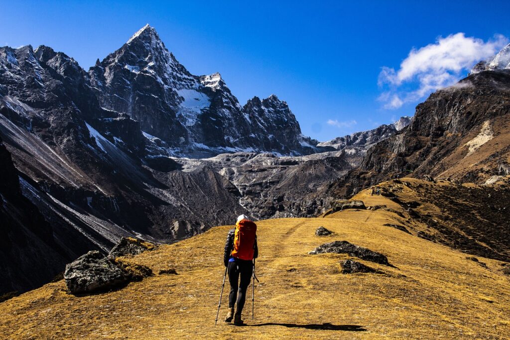 Wanderer besteigt den Mount Everest bei strahlendem Sonnenschein